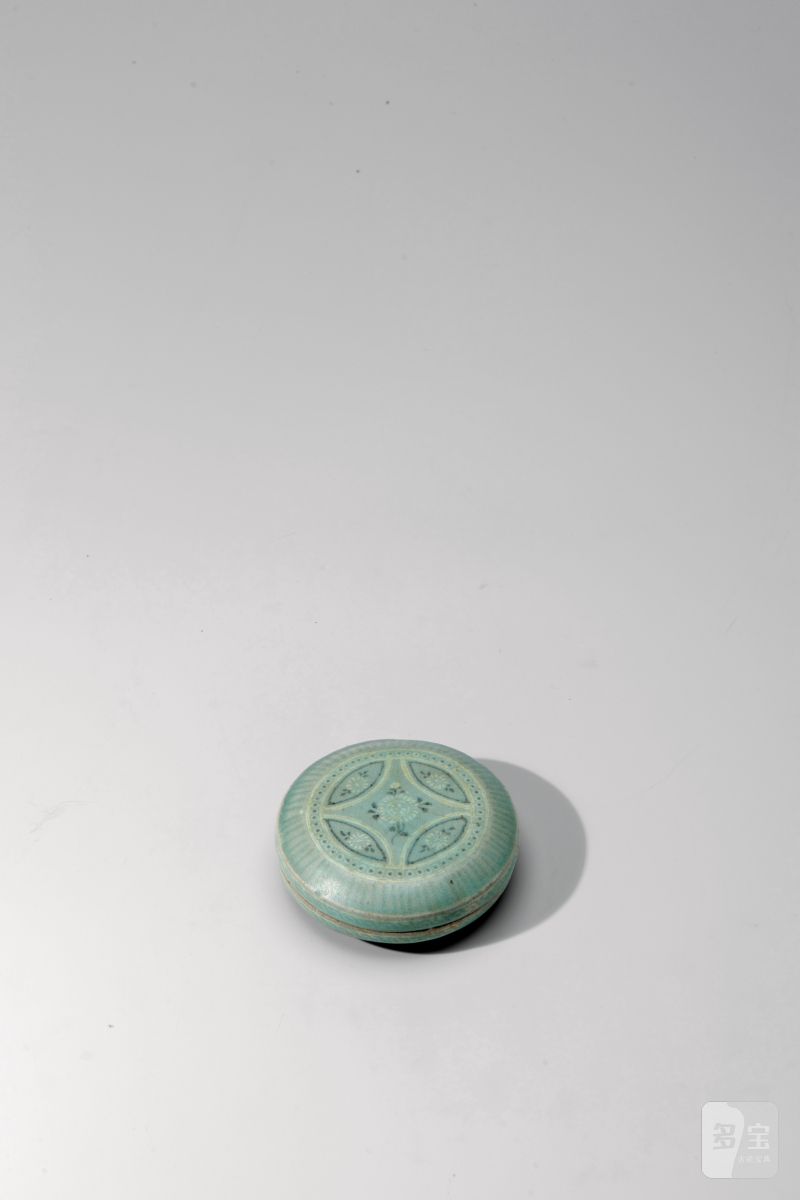 高丽青瓷镶嵌黑白花盖盒